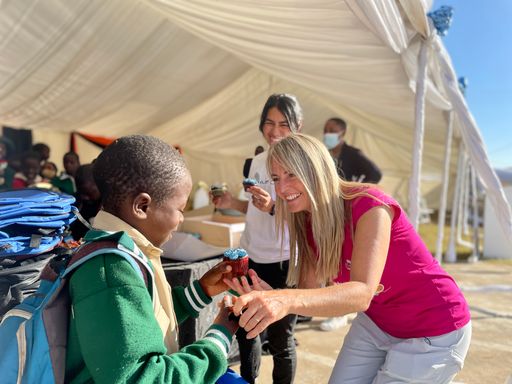 Vorschau Bild von Handing out presents to sponsored children in Zimbabwe, Charity
Foundation "PM We Care" / Die Verwendung dieses Bildes für
redaktionelle Zwecke ist unter Beachtung aller mitgeteilten
Nutzungsbedingungen zulässig und dann auch honorarfrei.
Veröffentlichung ausschließlich mit Bildrechte-Hinweis.