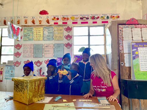 Vorschau Bild von Creating fun learning experiences in Zimbabwe school, Charity
Foundation "PM We Care" / Die Verwendung dieses Bildes für
redaktionelle Zwecke ist unter Beachtung aller mitgeteilten
Nutzungsbedingungen zulässig und dann auch honorarfrei.
Veröffentlichung ausschließlich mit Bildrechte-Hinweis.