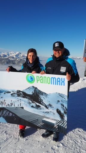 Vorschau Bild von Die beiden Snowspace Salzburg Vorstände MMag.
Christina König und Ing. Wolfgang Hettegger (v.l.) freuen sich über
ein Jahr erfolgreiche Zusammenarbeit und den repräsentativen
Ausdruck des einhundertmillionsten Panomax-Bilds.