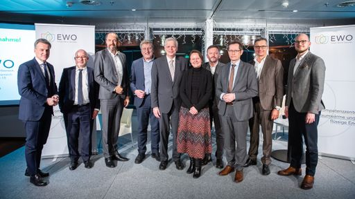  https://www.apa-fotoservice.at/galerie/31706 
Welches Potential klimafreundlicheFlüssig-Brennstoffe zur 
Bewältigung der Energiewende mit sichbringen und wie der aktuelle 
Stand der Forschung weltweit ist,diskutierten Energieexpert:innen 
beim diesjährigen EWO-Symposium inWien.