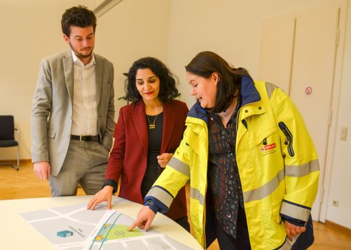  v.l.n.r.: Vorsitzender der Bezirksentwicklungskommission und
BVin-Stv. Christian Sapetschnig, Bezirksvorsteherin Saya Ahmad,
Projektleiterin, Eva-Maria Weiss, von den Wiener Linien