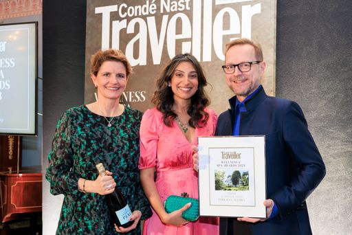  Condé Nast Traveller Wellness & Spa Awards 2023.
Das Tiroler Gesundheitszentrum Park Igls Medical Spa Resort gewann
den Conde Nast Traveller Spa Award 2023 in der Kategorie
"Destination Health". Im Bild von links: Mag. Andrea Gnägi,
(Managerin Park Igls Medical Spa Resort), Global Editorial Director
Divia Thani (Condé Nast Traveler), Chefarzt Dr. Peter Gartner (Park
Igls Medical Spa Resort)