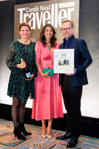Vorschau Bild von Condé Nast Traveller Wellness & Spa Awards 2023 Das
Tiroler Gesundheitszentrum Park Igls Medical Spa Resort gewann den
Conde Nast Traveller Spa Award 2023 in der Kategorie "Destination
Health". Im Bild von links: Mag. Andrea Gnägi, (Managerin Park Igls
Medical Spa Resort), Global Editorial Director Divia Thani (Condé
Nast Traveler), Chefarzt Dr. Peter Gartner (Park Igls Medical Spa
Resort)