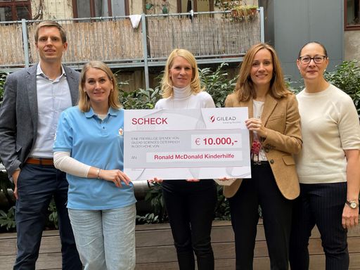 Scheckübergabe Ronald Mc Donald Kinderhaus:
v.l.n.r. - Alexander Preuss, Gilead - Vera König, Ronald McDonald
Kinderhaus - Karin Storzer, Gilead - Amaya Echevarria, Gilead -
Evelyne Ellinger, Gilead