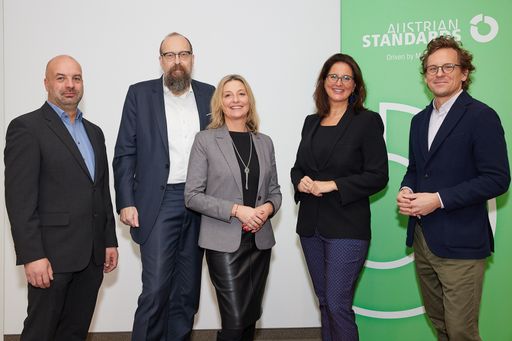 https://www.apa-fotoservice.at/galerie/31908 Im Bild v.l.n.r.:
Hermann Ponweiser (Leiter Elektrische Energieversorgung, Flughafen
Wien AG), Christian Gabriel (Geschäftsführer, OVE Standardization),
Beatrix Rauscher (Gruppenleitung des Kompetenzzentrums
„Bahninfrastruktur, Regulative Bau, Ingenieurservices, Normen“ der
Baudirektion, Stadt Wien), Valerie Höllinger (CEO, Austrian
Standards International), Matthäus Zelenka (Geschäftsführer, Wiener
Stadthalle)