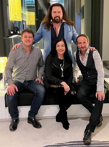 Vorschau Bild von Die Jungen Tenöre mit ihrer neuen Managerin Gabi Krieger-Wolf
(ARTIST BACKOFFICE Music e.U.)