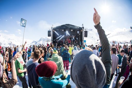  Das Tanzcafé Arlberg Music Festival gehört zu Lech Zürs und
Stuben wie der Eiswürfel zum Après-Ski-Spritzer. Inmitten der
malerischen Bergkulisse verschmelzen von 2. bis 16. April endlose
Skipisten mit spannend besetzten Konzertbühnen und magnetisch
anziehenden Dancefloors.