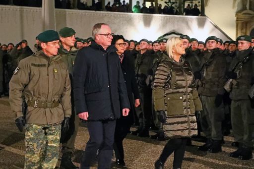 Verteidigungsministerin Klaudia Tanner beim
Abschreiten der Front der anzugelobenden Rekruten