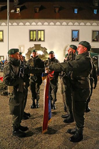 Vorschau Bild von Die Rekruten sprechen ihre Treuegelöbnis an der
Fahne