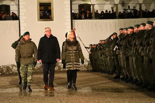 Vorschau Bild von Verteidigungsministerin Klaudia Tanner beim
Abschreiben der Front