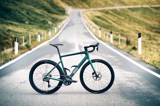 Mit dem REVEAL PLUS elektrifiziert der Bocholter
Fahrradhersteller Rose Bikes sein beliebtes Endurance-Wunder, dem
man seine verborgene Kraft auf den ersten Blick nicht ansieht. Dank
der Integration des aktuell leichtesten Motors am Markt, dem Mahle
X20, geht Rose Bikes eine neue Ära im E-Rennrad-Segment ein. Das
federleichte REVEAL PLUS ist in zwei Ausstattungsvarianten, den
Farben Borealis Green und Matt Carbon Black / Gold sowie den Größen
XS bis XL ab einem Preis von 3.999 Euro, erhältlich. / Die
Verwendung dieses Bildes für redaktionelle Zwecke ist unter
Beachtung aller mitgeteilten Nutzungsbedingungen zulässig und dann
auch honorarfrei. Veröffentlichung ausschließlich mit
Bildrechte-Hinweis.