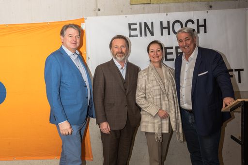  (von links: Gerhard Maier (Swieteslky BaugesmbH),
Manfred Kräftner (BIP Immobilien Development GmbH), Bettina
Breiteneder (BIP Immobilien Development GmbH) & Ernst Nevrivy
(Bezirksvorsteher Donaustadt)