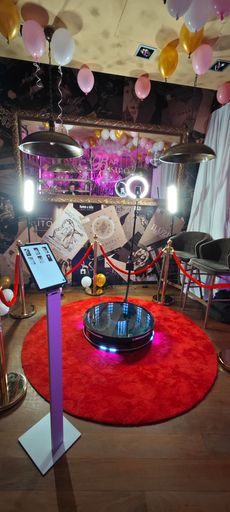  360 Videobox+roter Teppich + goldene Absperrungen + Video Sharing
Station, um sich die Videos via Whatsapp gleich aufs Handy senden zu
lassen