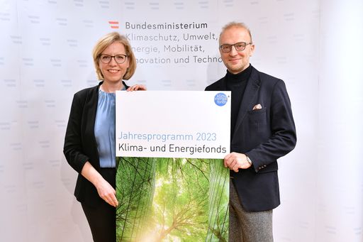 Im Bild v.l.n.r.: Klimaschutzministerin Leonore Gewessler und
Bernd Vogl, Klima- und Energiefonds Geschäftsführer