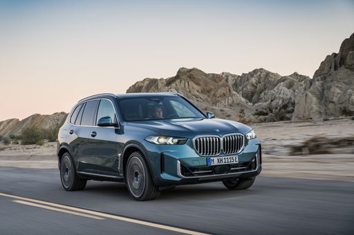 Der neue BMW X5 und der neue BMW X6 glänzen mit frischen
Designimpulsen, neuen Motoren mit aktueller Plug-in- und
Mild-Hybrid-Technologie, digitalen Innovationen und umfangreicher
Serienausstattung.