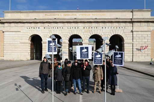 Gruppe vor dem Heldentor mit mehreren
Überwachungskameras, die gegen Überwachung protestiert.
