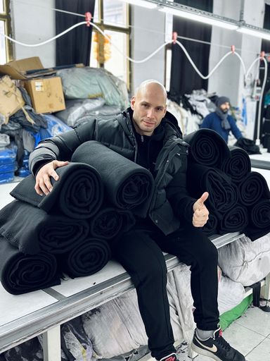 Uwe Schüder in der Türkei bei seiner Produktionsstätte, sitzend
bei den bereits produzierten Decken für das Krisengebiet. / Die
Verwendung dieses Bildes für redaktionelle Zwecke ist unter
Beachtung aller mitgeteilten Nutzungsbedingungen zulässig und dann
auch honorarfrei. Veröffentlichung ausschließlich mit
Bildrechte-Hinweis.