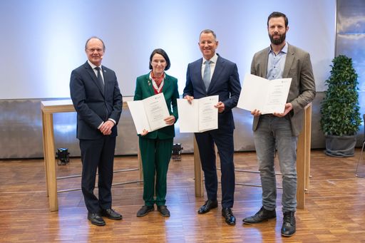 Für die erfolgreiche Forschungskooperation zur Entwicklung einer
Stammzelltherapie für die Behandlung von Wundheilungsstörungen
erhielt die Wissenschaftlerin Professorin Dr. Karin
Scharffetter-Kochanek von der Universität Ulm den Kooperationspreis
"Wissenschaft-Wirtschaft 2022". Ausgezeichnet wurde sie
für die erfolgreiche Zusammenarbeit mit dem biopharmazeutischen
Unternehmen RHEACELL. Im Bild von rechts nach links: Dr. Andreas
Kluth und Dr. Christoph Ganss von der Firma RHEACELL, Professorin
Dr. Karin Scharffetter-Kochanek vom Universitätsklinikum Ulm sowie
Universitätspräsident Prof. Dr. Michael Weber von der Universität
Ulm, der die Urkunden im Rahmen der Preisverleihung am 3.2.2023
überreichte. / Die Verwendung dieses Bildes für redaktionelle Zwecke
ist unter Beachtung aller mitgeteilten Nutzungsbedingungen zulässig
und dann auch honorarfrei. Veröffentlichung ausschließlich mit
Bildrechte-Hinweis.