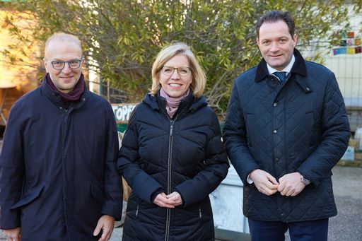 https://www.apa-fotoservice.at/galerie/32125 Im Bild v.l.n.r.:
Bernd Vogl (Klima- und Energiefonds Geschäftsführer),
Klimaschutzministerin Leonore Gewessler, Landwirtschaftsminister
Norbert Totschnig