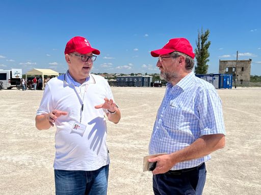 Wolfgang Wedan, Globaler Nothilfe-Koordinator von
Jugend Eine Welt, mit Reinhard Heiserer, Geschäftsführer von Jugend
Eine Welt