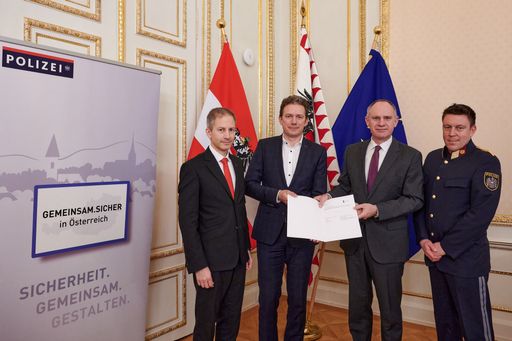  David Ostah, Harald Flatscher, BM Gerhard Karner,
Bernhard Schafrath (BK)