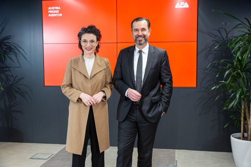 Die APA setzt die Zusammenarbeit mit Google 2023
fort - Google wird dabei ausgewählte Innovationsprojekte der APA
über die Google News Initiative unterstützen. Foto: Christine
Antlanger-Winter (Country Director Google Austria) und Clemens Pig
(APA-CEO).