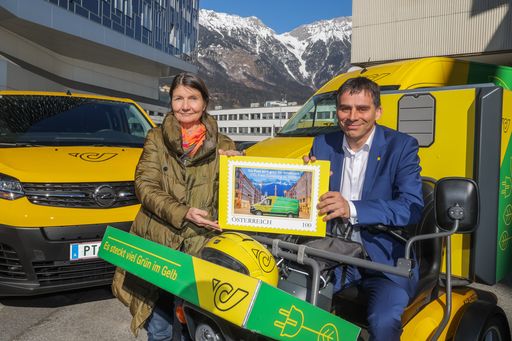 Uschi Schwarzl, Innsbrucker Stadträtin für Umwelt,
Energie und Mobilität, und Peter Umundum, Vorstandsdirektor für
Paket & Logistik, Österreichische Post AG, beim Startschuss für das
"Grüne Innsbruck"