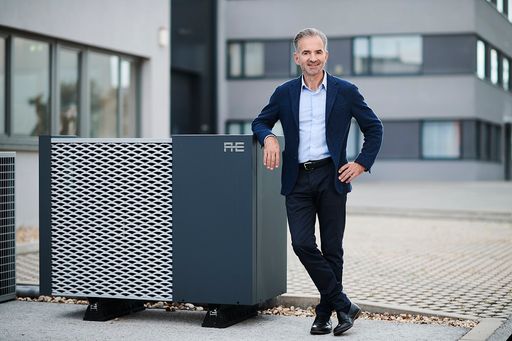 Austria Email CEO Martin Hagleitner mit Wärmepumpen Außeneinheit
