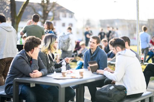 Vorschau Bild von Agent Conf Teilnehmer tauschen Ideen und
Erfahrungen im Garten aus. Die entspannte Atmosphäre fördert das
Networking und den Wissensaustausch und schafft Raum für neue Ideen
und Innovationen."