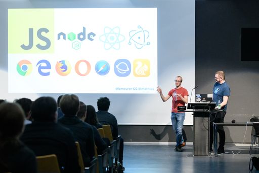  Bühnenreif: Agent Conf Speaker begeistert das
Publikum mit innovativen Ideen zur Softwareentwicklung. Die
inspirierende Präsentation fördert den Austausch von Wissen und
Ideen und stärkt die innovative Open-Source-Szene in Vorarlberg und
Wien.