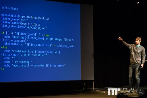 Vorschau Bild von Die Agent Conf Speaker zeigen auf der Bühne die
neuesten Entwicklungen in der Softwareentwicklung. Die Teilnehmer
der Konferenz bekommen einen Einblick in die Zukunft der Branche und
werden dazu ermutigt, mutig und innovativ zu sein. Die Konferenz
fördert den Austausch von Ideen und stärkt die digitale Community in
Vorarlberg."