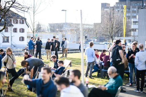 Vorschau Bild von Der Agent Conf Speaker gibt exklusive Interviews
vor dem Eventvenue und teilt seine Expertise zur
Softwareentwicklung. Die Teilnehmer der Konferenz bekommen einen
Einblick in die Gedankenwelt der Experten und lernen, wie man
erfolgreich in der Branche agieren kann. Die Konferenz fördert das
Networking und den Wissensaustausch in der innovativen
Open-Source-Szene in Vorarlberg.