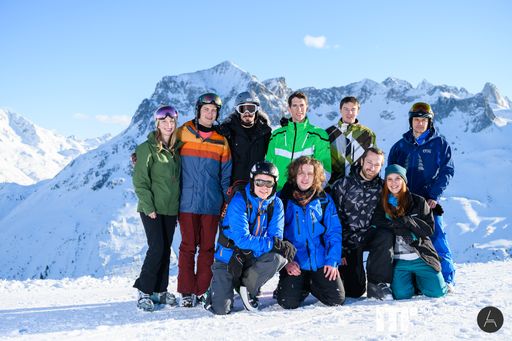 Vorschau Bild von Agent Conf Speaker genießen den Skitrip in Lech und
tauschen Ideen auf der Piste aus. Die Konferenz bietet nicht nur
eine Plattform für innovative Ideen, sondern auch eine Gelegenheit,
um Kontakte zu knüpfen und zu entspannen. Die Agent Conf stärkt die
digitale Community in Vorarlberg und Wien und fördert die Zukunft
der Softwareentwicklung.