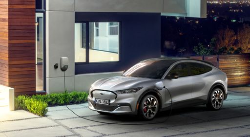 Ford wird in Europa für den vollelektrischen Mustang Mach-E noch
in diesem Jahr innovative Batterien mit LFP-Zellen einführen. LFP
steht für Lithium-Eisen-Phosphat. LFP-Batterien sind sehr langlebig,
tolerieren aufgrund ihrer hohen Zyklenfestigkeit mehr Lade- und
Entladevorgänge und laden auch schneller als zum Beispiel Batterien
aus Nickel-Kobalt-Mangan (NCM).