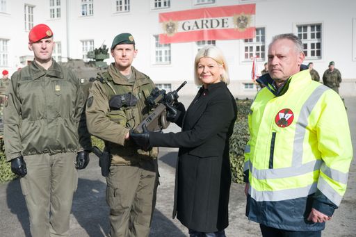 FBM Klaudia Tanner bei der Übergabe StG 77 A1 MOD an die Truppe
in der Wiener Maria-Theresien-Kaserne