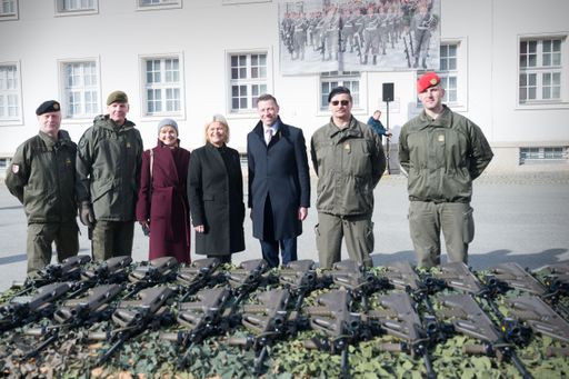 Vorschau Bild von FBM Klaudia Tanner bei der Übergabe StG 77 A1 MOD an die Truppe
in der Wiener Maria-Theresien-Kaserne