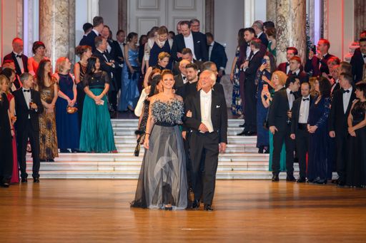 Vorschau Bild von Ballveranstalterin Iris Einwaller und Ballinitiator
Reinhard Einwaller beim Einzug des Immobilienballs 2023