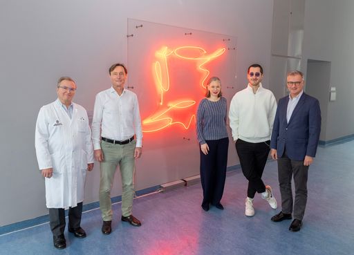 (von links nach rechts): Andreas Vychytil, Rainer
Oberbauer (beide Klinische Abteilung für Nephrologie und Dialyse,
Universitätsklinik für Innere Medizin III), Michaela Fritz
(Vizerektorin für Forschung und Innovation), Adrian Kowanz, Rektor
Markus Müller