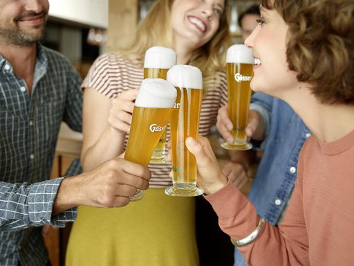 Anstoßen mit bestem Biergeschmack funktioniert auch
ohne Alkohol – zum Beispiel mit Gösser NaturGold Alkoholfrei.
