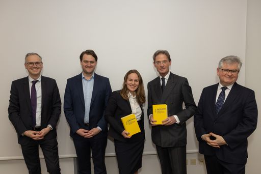  Gastgeber und Panelteilnehmer der Buchpräsentation