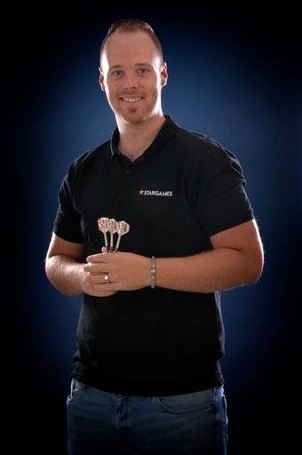 StarGames ist neuer Sponsor des Darts-Profis Max
Hopp