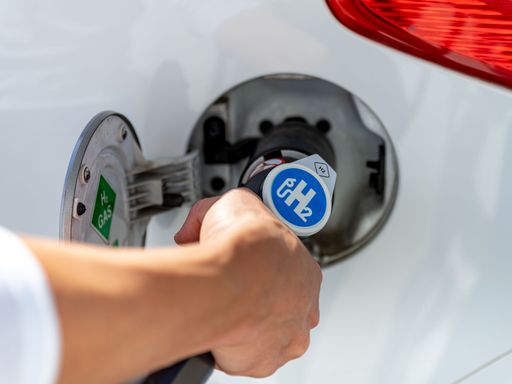  Umweltministerin Leonore Gewessler und
Wirtschaftsminister Martin Kocher kündigen den Zusammenschluss von
„Hydrogen Austria“ und „H2 Austria“ an.