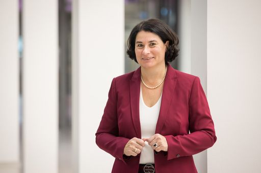 VKB, Isabel Martorell-Naßl, Vorstandsmitglied für die Kranken-
und Reiseversicherung. / Die Verwendung dieses Bildes für
redaktionelle Zwecke ist unter Beachtung aller mitgeteilten
Nutzungsbedingungen zulässig und dann auch honorarfrei.
Veröffentlichung ausschließlich mit Bildrechte-Hinweis.