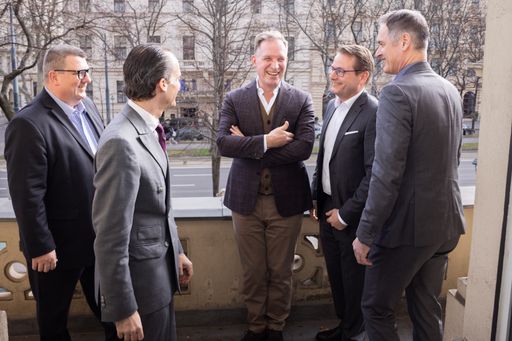 Vorschau Bild von Die neuen österreichischen Partner im „Team Farner“
gemeinsam mit Farner Executive Chairman, Roman Geiser.