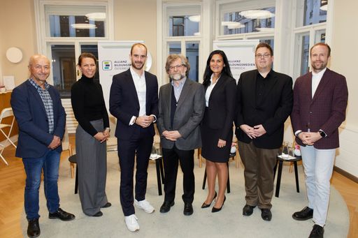  https://www.apa-fotoservice.at/galerie/32218 v.l.n.r.: Hubert
Hilgert (Geschäftsführer Playmit.com), Mag. Franziska Haberler
(Lehrerin an der MS Staudingergasse in Wien), Florian Tursky
(Staatssekretär für Digitalisierung), Mag. Silvia Grünberger
(Managing Partner Rosam.Grünberger.Jarosch & Partner), Markus
Spielmann (Präsident Allianz Bildungsmedien Österreich,
Geschäftsführer Helbling Verlag), HS-Prof. Univ.-Lektor Mag. Dr.
Thomas Strasser (Hochschulprofessor für Fremdsprachendidaktik und
technologieunterstütztes Lehren & Lernen an der Pädagogischen
Hochschule Wien), FH-Prof. Dr. Thomas Moser (Leiter des Instituts
für Creative/Media/Technologies an der Fachhochschule St. Pölten)