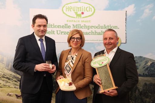 Das Interesse an Heumilch wächst weiter:
Landwirtschaftsminister Norbert Totschnig, Christiane Mösl
Geschäftsführerin der ARGE Heumilch und Karl Neuhofer Obmann der
ARGE Heumilch (von links nach rechts) beim Pressegespräch in Wien
©ARGE Heumilch