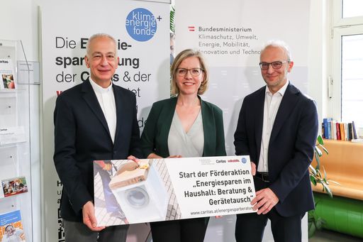 https://www.apa-fotoservice.at/galerie/32238 v.l.n.r.: Klima- und
Energiefonds Geschäftsführer Bernd Vogl, Klimaschutzministerin
Leonore Gewessler, Caritas-Präsident Michael Landau