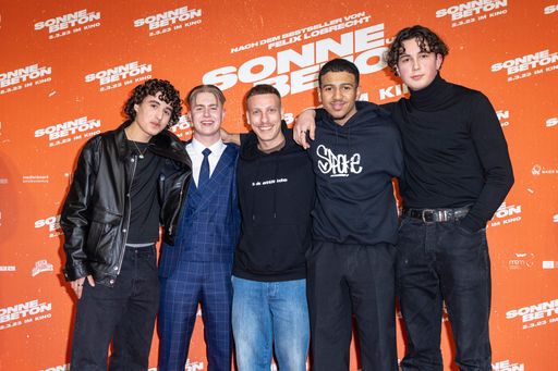 Rafael Luis Klein-Heßling, Vincent Wiemer, Felix Lobrecht, Aaron
Maldonado-Morales und Levy Rico Arcos auf der Premiere von SONNE UND
BETON in Berlin. / Die Verwendung dieses Bildes für redaktionelle
Zwecke ist unter Beachtung aller mitgeteilten Nutzungsbedingungen
zulässig und dann auch honorarfrei. Veröffentlichung ausschließlich
mit Bildrechte-Hinweis.