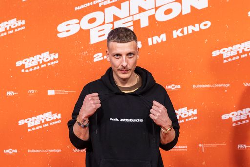 Vorschau Bild von Felix Lobrecht auf der Premiere von SONNE UND BETON in Berlin. /
Die Verwendung dieses Bildes für redaktionelle Zwecke ist unter
Beachtung aller mitgeteilten Nutzungsbedingungen zulässig und dann
auch honorarfrei. Veröffentlichung ausschließlich mit
Bildrechte-Hinweis.