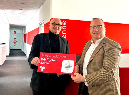 Die Cayenne-Geschäftsführer Wolfgang Übl (l.) und
Lukas Leitner freuen sich über die staatliche Auszeichnung
"berufundfamilie".